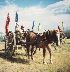 Un groupe du River Metis Heritage arrive à Batoche.  Lawrence Barkwell, 2005