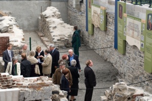 Un groupe de dignitaires visitant les vestiges du château Saint-Louis en 2008
