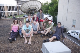 L’équipe Vidéo Eldorado sur le toit de la télévision communautaire Acadiana Open Channel (AOC) à Lafayette