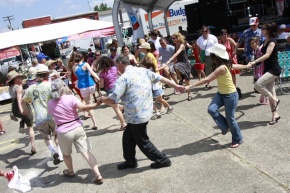Crowd dancing at the 2009 edition of the Festival International de Louisiane