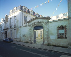 Hôtel Fleuriau : le portail, la cour principale et la façade de l