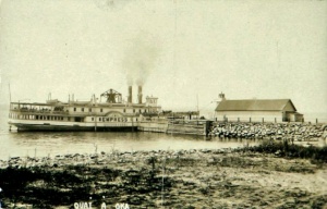 Bateau à vapeur Empress accosté au quai d'Oka, vers 1920