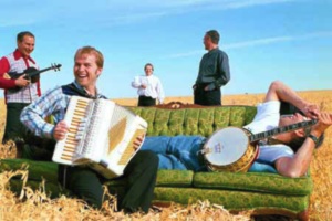 La Raquette à claquettes présente leur type de musique folklorique depuis 1996