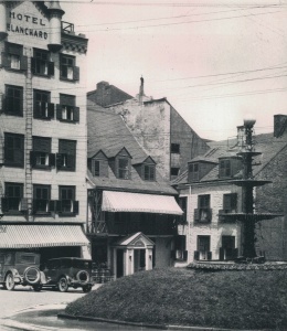 Hôtel Blanchard à Place-Royale près de la fontaine, vers 1925 
