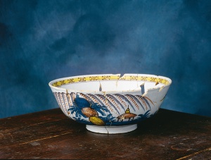 Punch bowl (1750–1775) discovered at Boisseau House in Place-Royale