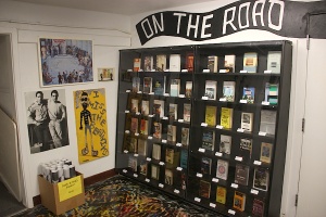Diverses éditions de «Sur la route», célèbre oeuvre de Jack Kerouac, publiées dans de nombreuses langues, présentées au Beat Museum de San Francisco en 2010