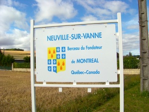 Plaque de la place du village rappelant qu'il s'agit du lieu de naissance de Paul de Chomedey