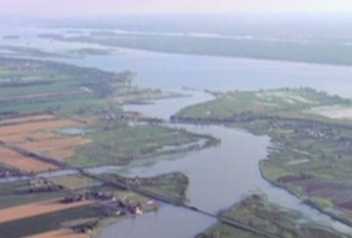 Vue de la rivière Détroit avec Windsor (rive gauche) et Détroit (rive droite)